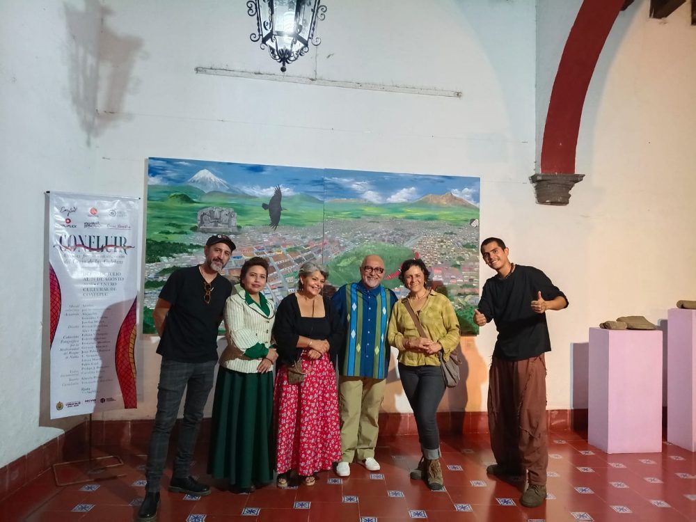 Parte del reparto de «Confluir», frente al mural.