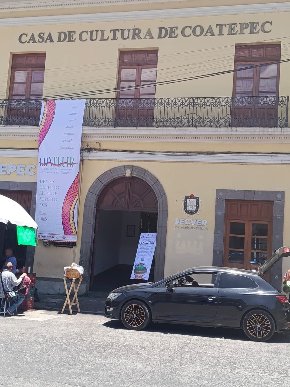 La Centro Cultural de Coatepec, con el banner ya colgado en la fachada.