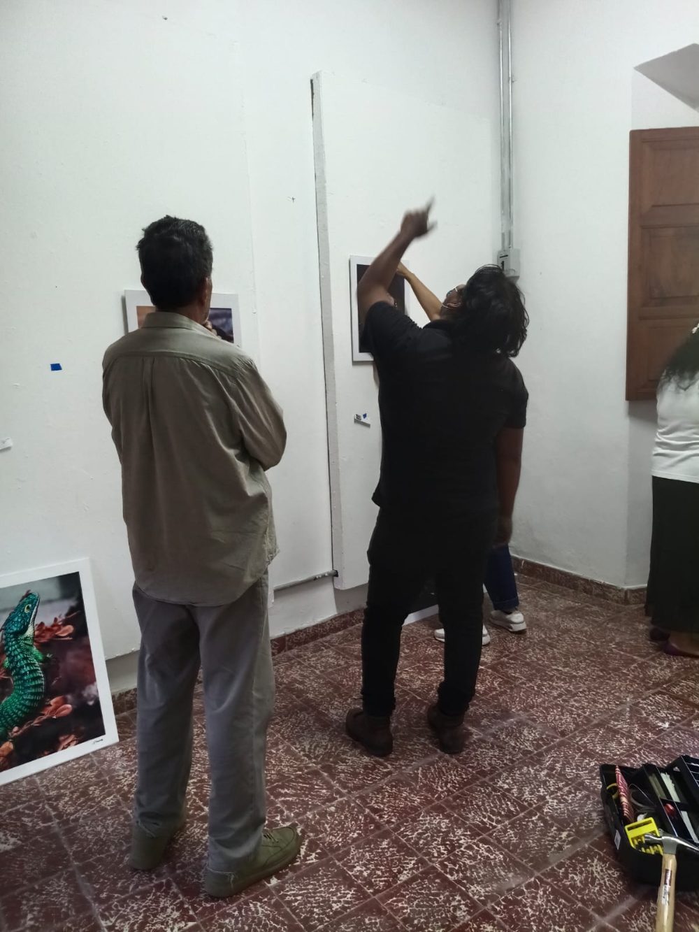 Colgando la obra. La exposición abrió esa misma tarde.