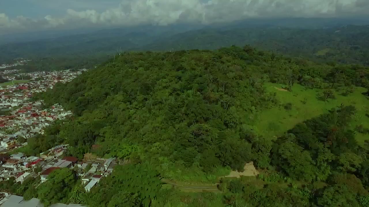 El Cerro de las Culebras visto desde el aire: el cono volcánico de bosque, junto a Coatepec.