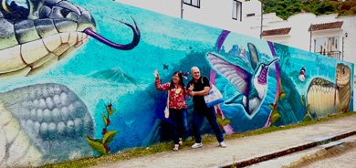 La entrada, transformada por los murales